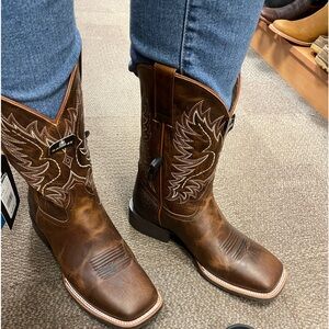 Selling these barely worn boots!! Still in amazing condition and barely any wear